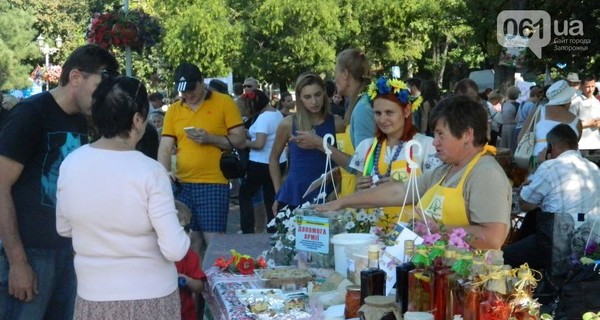 В Запорожье на первом всеукраинском фестивале консервации на скорость резали овощи
