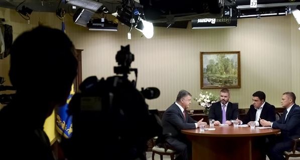 Порошенко снова дал интервью украинским телеканалам  