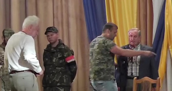 Экс-советника Кучмы облили свиной кровью