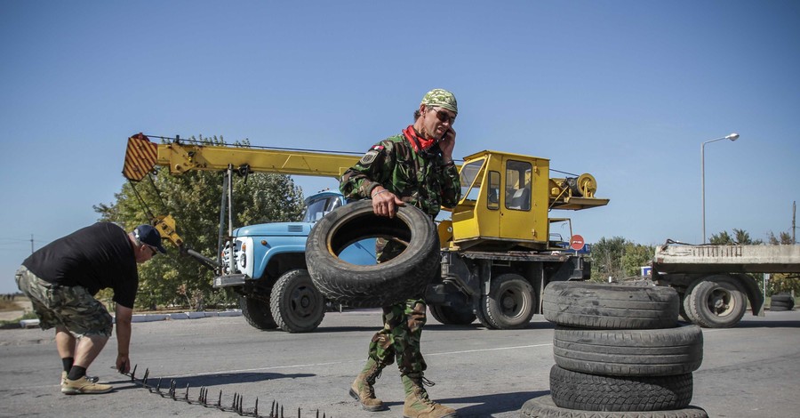 Активисты, блокирующие дорогу на Крым: 