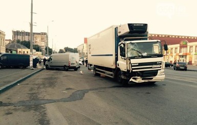 В Днепропетровске неуправляемая фура снесла парковку и убила женщину