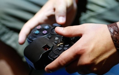 Парализованный геймер впервые сыграл на PlayStation благодаря специальному джойстику