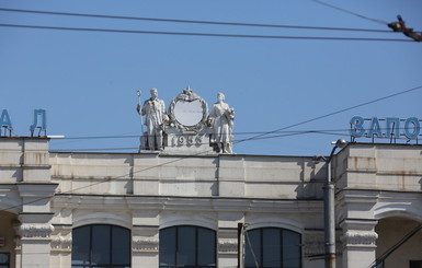 Лепнину с запорожских фасадов 
