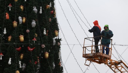 В Киеве демонтируют главную елку страны