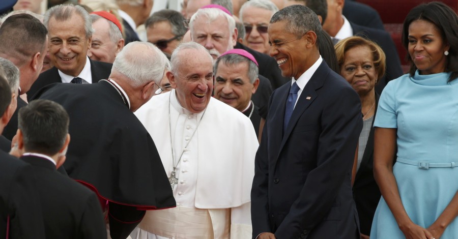 Семья Обамы с почестями встретила Папу Римского у трапа самолета