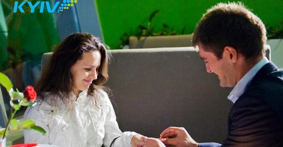 Любовь под крылом самолета: киевлянин удивил девушку предложением руки и сердца