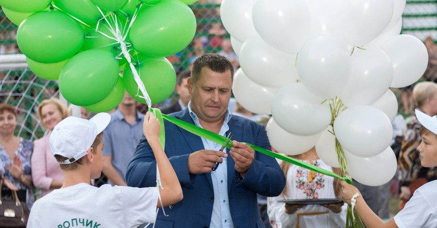 Борис Филатов открыл в Днепропетровске еще один спортивный мини-стадион 