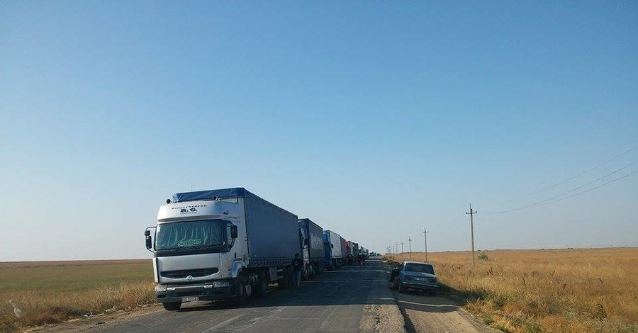 На границе с Крымом очередь фур уменьшилась