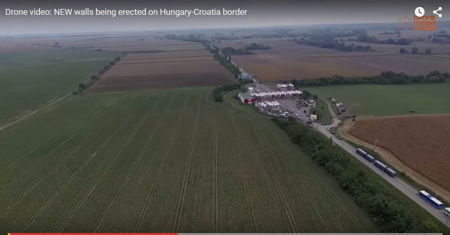 Беспилотник снял километровые очереди и новый забор на границе Венгрии и Хорватии