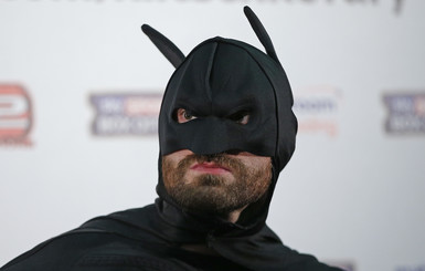Тайсон Фьюри пришел на пресс-конференцию с Кличко в костюме Бэтмена