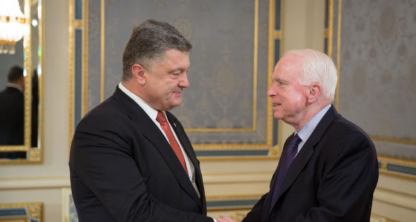 Маккейн на встрече с Порошенко осудил выборы в 