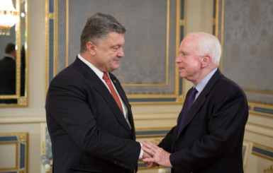Маккейн на встрече с Порошенко осудил выборы в 