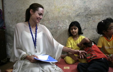 Джоли-Питт усыновят ребенка из Сирии