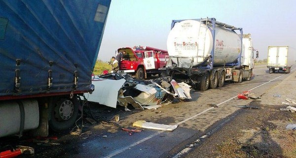 В Днепропетровской области из-за уснувших водителей столкнулись три грузовика