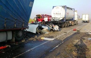 В Днепропетровской области из-за уснувших водителей столкнулись три грузовика