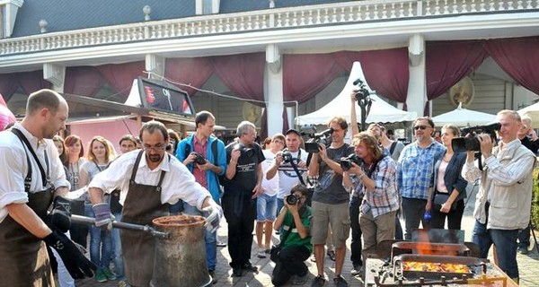 На Lviv coffee festival заварили 20-литровую джезву кофе