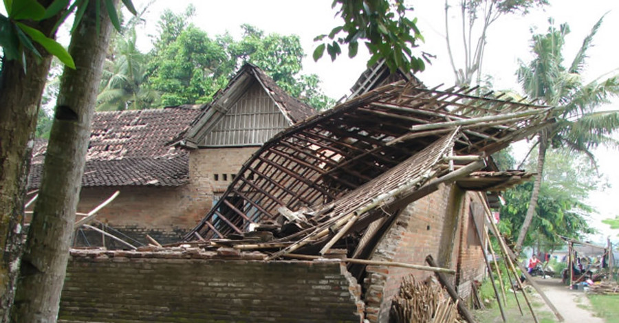 От землетрясения в Индонезии пострадали 62 человека