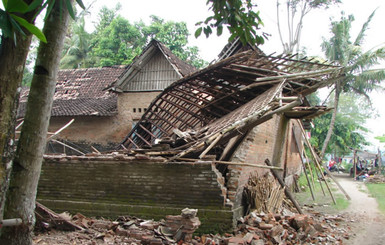 От землетрясения в Индонезии пострадали 62 человека