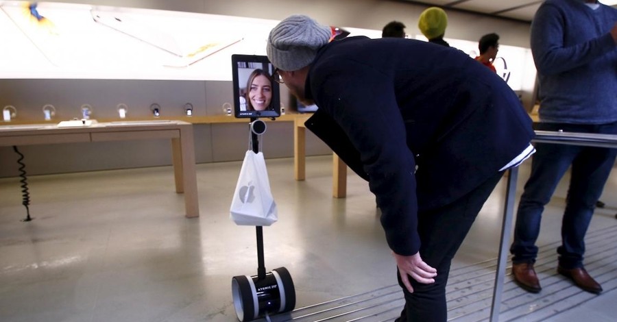 Стартовали продажи iPhone 6s: в километровых очередях за гаджетом заметили даже робота