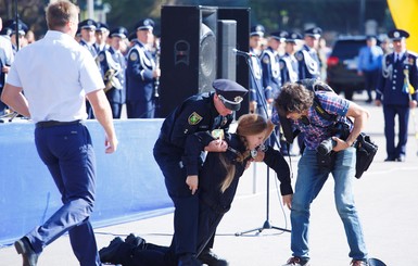 Харьковская полицейская упала в обморок во время принятия присяги
