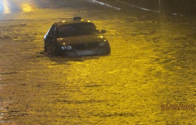 В Ровно улицы затопило после мощного ливня