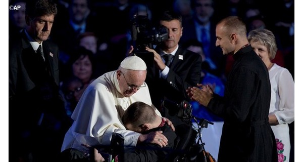 Папа Франциск обнял больного ДЦП 17-летнего украинца