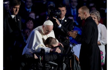 Папа Франциск обнял больного ДЦП 17-летнего украинца