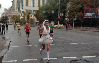 Киевлянка, пробежавшая марафон в свадебном платье: 