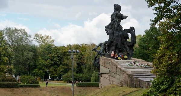 Киевляне поминают жертв трагедии в Бабьем Яру