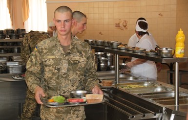 В солдатское меню добавили колбасную нарезку, ананасы, оливки, грибы, сыр фета