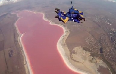 Экологи в тревоге: целебный лиман под Одессой окрасился в розовый цвет