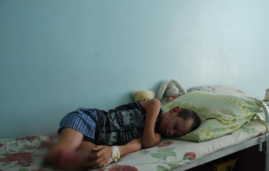 В Запорожье лечат 11-летнего Колю, оставшегося после взрыва без руки и ног