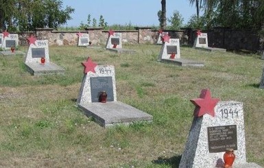 В Польше двое детей разнесли кладбище советских солдат