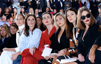 Эмилия Кларк и Рианна на показе Dior: чей наряд лучше?