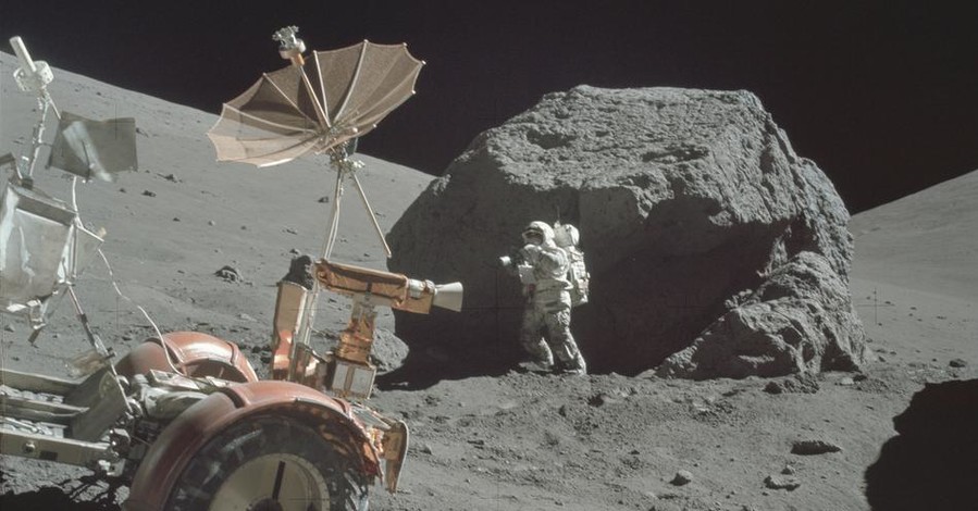 В сети появились уникальные снимки астронавтов на Луне