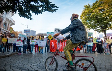 В Одессе провели аполитичное шествие под абсурдными лозунгами
