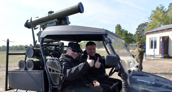 Турчинов и Аваков протестировали новый украинский противотанковый комплекс