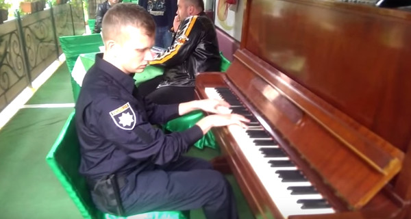 Во Львове полицейский удивил прохожих игрой на фортепиано