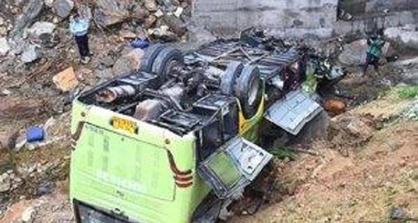 В Китае автобус с людьми рухнул с моста