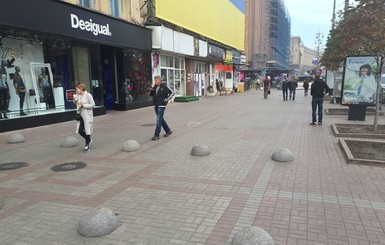 Киевляне о бетонных холмах на Крещатике: 