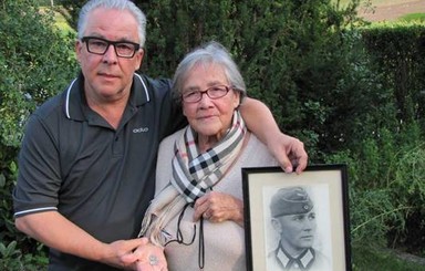 Запорожский спасатель передал немцу награды его погибшего во время войны дяди