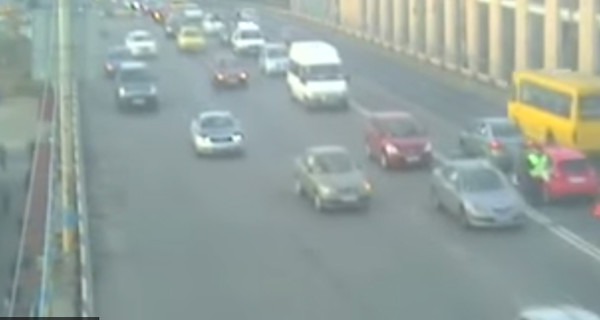 В Киеве авария на Шулявском мосту парализовала движение транспорта