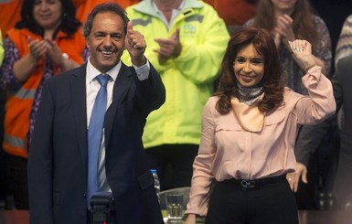 Президент Аргентины станцевала во время предвыборной акции