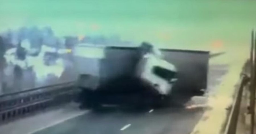 В Татарстане с моста в реку упал грузовик