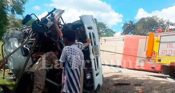 В Гондурасе автобус врезался в пожарную машину, погибли 17 человек