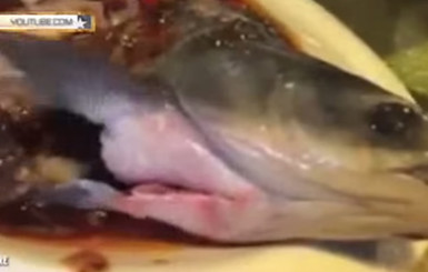 В Китае посетителю ресторана подали блюдо из живой рыбы