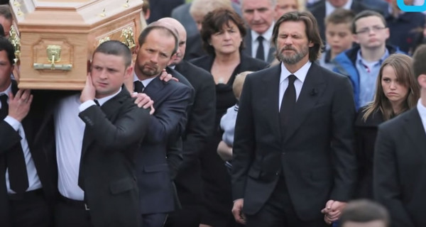 Джим Керри заплакал на похоронах своей девушки