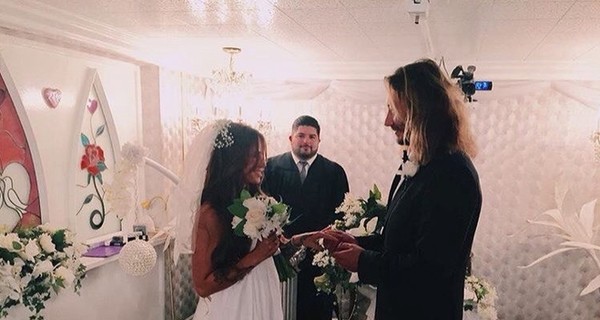 Айза Долматова и Дмитрий Анохин поженились в церкви, где венчались Бритни Спирс и Деми Мур