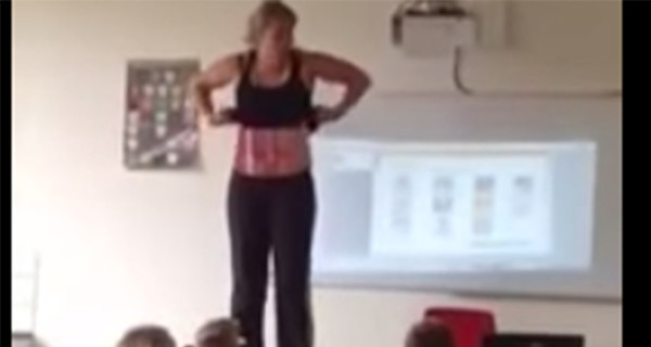 В Нидерландах учительница во время урока залезла на стол и разделась перед учениками