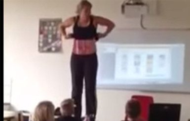 В Нидерландах учительница во время урока залезла на стол и разделась перед учениками